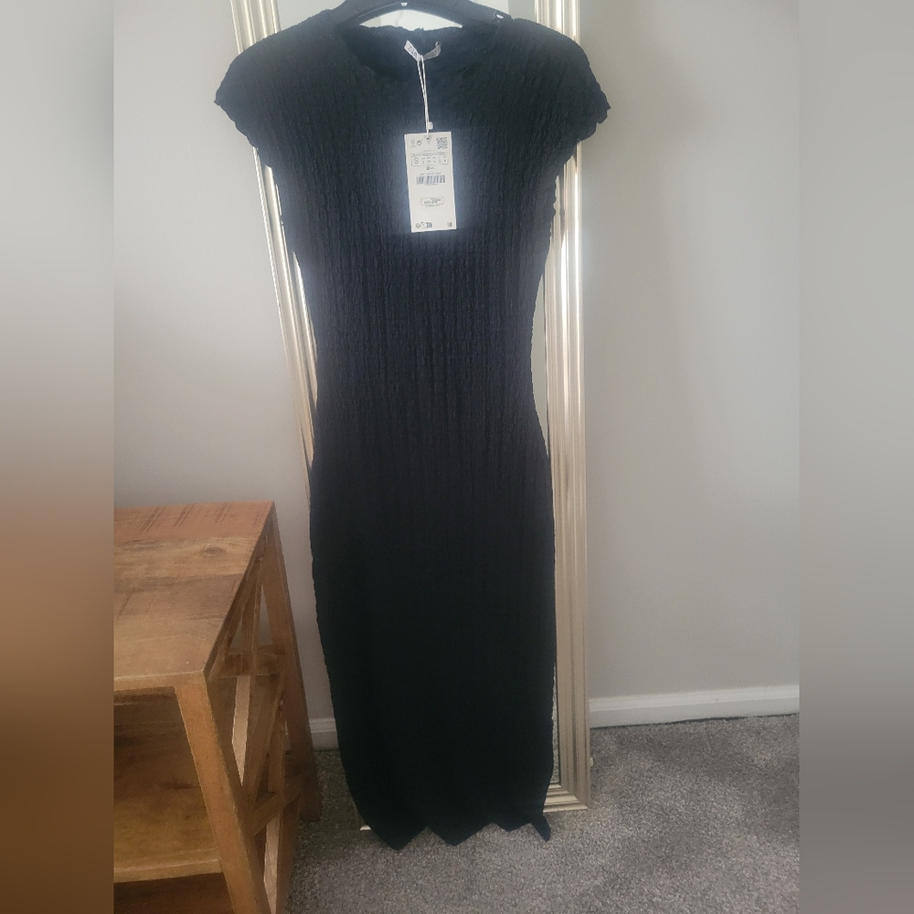 ZARA SIZE SMALL BLACK STRETCHY DRESS